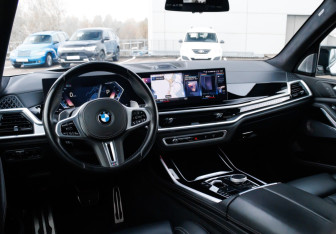 Подержанный автомобиль BMW X7 2023 года (13 фото)