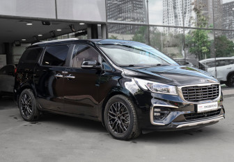 Подержанный автомобиль Kia Carnival 2020 года (3 фото)