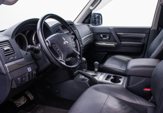 Подержанный автомобиль Mitsubishi Pajero 2012 года (9 фото)