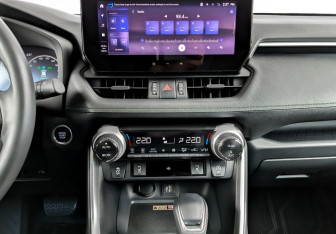 Подержанный автомобиль Toyota RAV4 2024 года (15 фото)