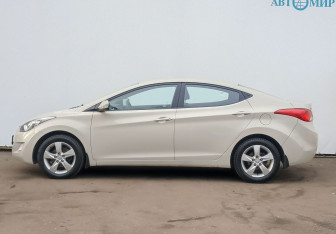 Подержанный автомобиль Hyundai Elantra Sedan 2012 года (8 фото)