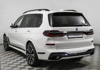 Подержанный автомобиль BMW X7 2022 года (7 фото)