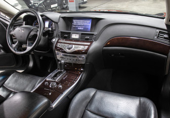 Подержанный автомобиль Infiniti Q70 2014 года (11 фото)