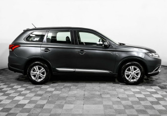 Подержанный автомобиль Mitsubishi Outlander 2016 года (4 фото)