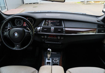 Подержанный автомобиль BMW X5 2013 года (9 фото)