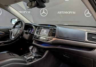 Подержанный автомобиль Toyota Highlander 2018 года (13 фото)