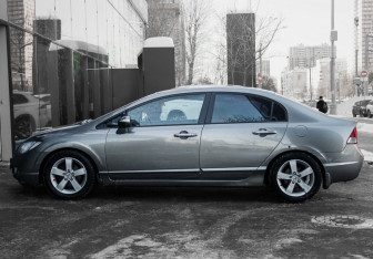 Подержанный автомобиль Honda Civic Sedan 2008 года (8 фото)