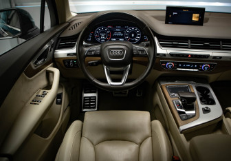 Подержанный автомобиль Audi Q7 2015 года (9 фото)