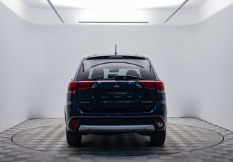 Подержанный автомобиль Mitsubishi Outlander 2016 года (6 фото)