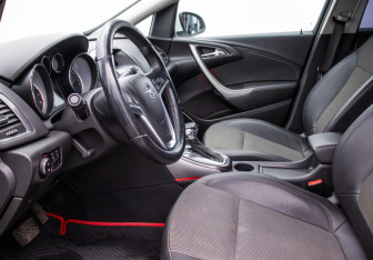 Подержанный автомобиль Opel Astra Hatchback 2012 года (10 фото)