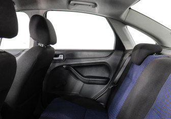 Подержанный автомобиль Ford Focus Sedan 2008 года (8 фото)