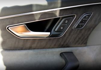 Подержанный автомобиль Audi Q8 2019 года (22 фото)