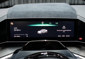 Подержанный автомобиль Zeekr 001 2023 года (13 фото)