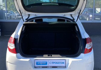 Подержанный автомобиль Citroen C4 Hatchback 2012 года (10 фото)