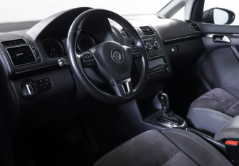 Подержанный автомобиль Volkswagen Touran 2013 года (14 фото)