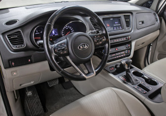 Подержанный автомобиль Kia Carnival 2019 года (17 фото)