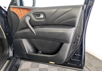 Подержанный автомобиль Infiniti QX80 2017 года (26 фото)