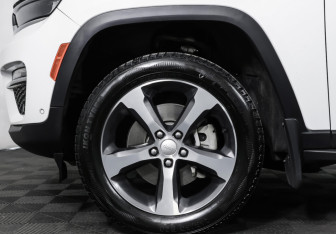 Подержанный автомобиль Jeep Grand Cherokee 2023 года (33 фото)