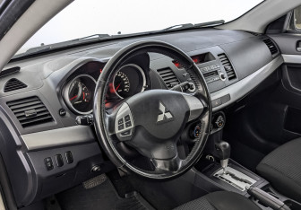 Подержанный автомобиль Mitsubishi Lancer Sedan 2010 года (15 фото)