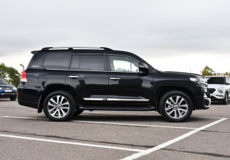Подержанный автомобиль Toyota Land Cruiser Suv 2017 года (4 фото)
