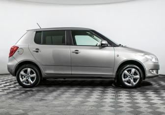 Подержанный автомобиль Skoda Fabia Hatchback 2012 года (4 фото)