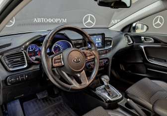 Подержанный автомобиль Kia Ceed Hatchback 2019 года (15 фото)