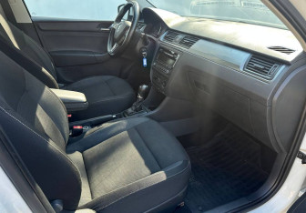 Подержанный автомобиль Skoda Rapid Liftback 2015 года (13 фото)