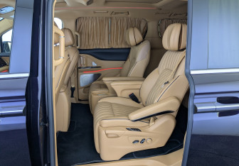 Подержанный автомобиль Voyah Dream 2023 года (11 фото)