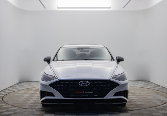 Подержанный автомобиль Hyundai Sonata 2020 года (2 фото)