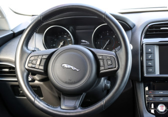Подержанный автомобиль Jaguar F-Pace 2017 года (17 фото)