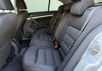 Подержанный автомобиль Skoda Octavia Liftback 2012 года (11 фото)