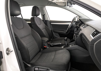 Подержанный автомобиль Skoda Octavia Liftback 2014 года (23 фото)