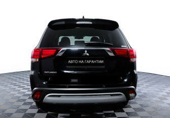Подержанный автомобиль Mitsubishi Outlander 2022 года (6 фото)