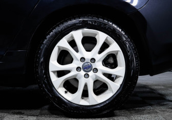 Подержанный автомобиль Volvo S60 2012 года (15 фото)