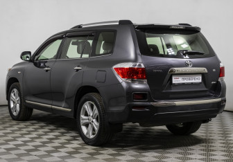Подержанный автомобиль Toyota Highlander 2011 года (7 фото)