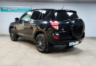 Подержанный автомобиль Toyota RAV4 2011 года (7 фото)
