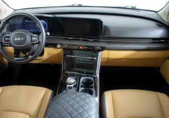 Подержанный автомобиль Kia Carnival 2022 года (12 фото)