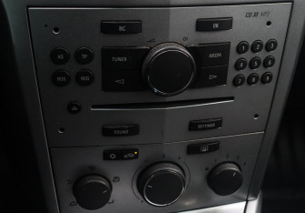 Подержанный автомобиль Opel Astra Sedan 2014 года (14 фото)