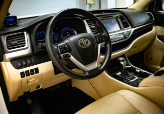 Подержанный автомобиль Toyota Highlander 2014 года (7 фото)