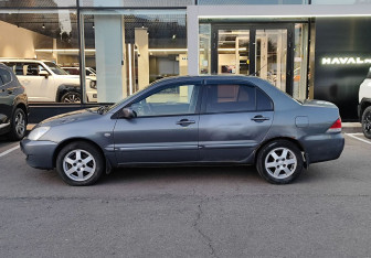 Подержанный автомобиль Mitsubishi Lancer Sedan 2005 года (8 фото)