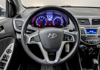 Подержанный автомобиль Hyundai Solaris Sedan 2013 года (21 фото)