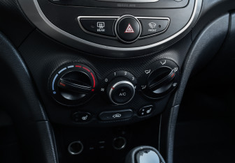 Подержанный автомобиль Hyundai Solaris Hatchback 2015 года (18 фото)