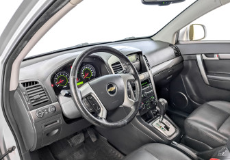Подержанный автомобиль Chevrolet Captiva 2011 года (16 фото)