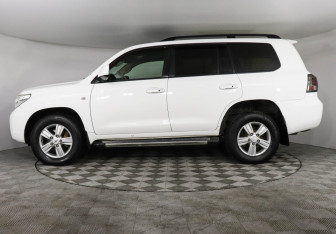 Подержанный автомобиль Toyota Land Cruiser Suv 2010 года (8 фото)
