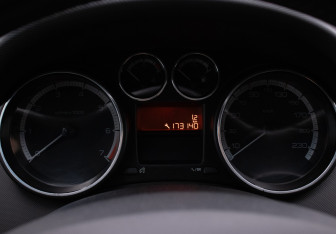 Подержанный автомобиль Peugeot 408 2013 года (12 фото)