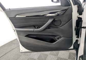 Подержанный автомобиль BMW X1 2017 года (19 фото)