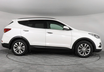Подержанный автомобиль Hyundai Santa Fe 2016 года (3 фото)