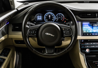 Подержанный автомобиль Jaguar XF Sedan 2017 года (23 фото)