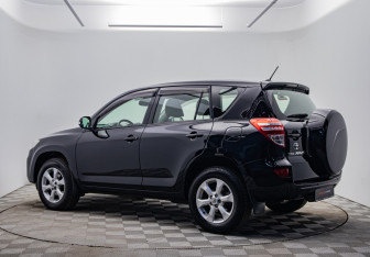 Подержанный автомобиль Toyota RAV4 2011 года (7 фото)