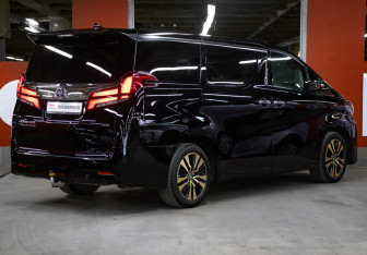 Подержанный автомобиль Toyota Alphard 2019 года (5 фото)